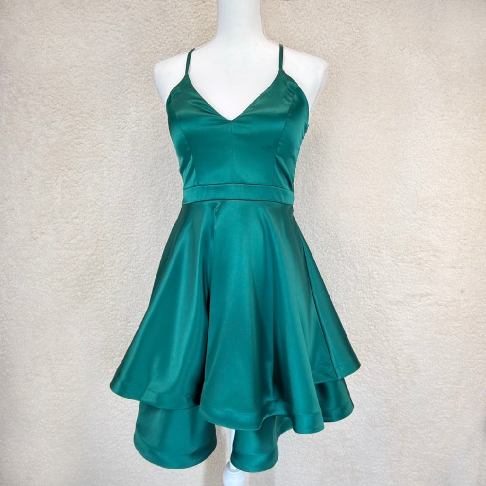 Camille La Vie Prom Dress 6 Emerald Green Sequin Hearts V-Neckline Ruffled Hem - Picture 2 of 10